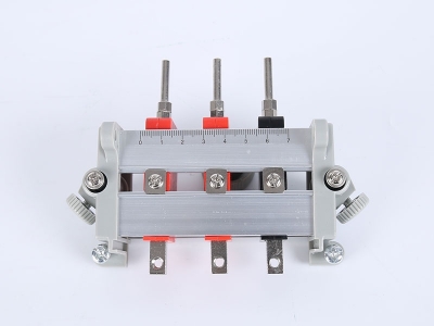 HH2017B單相鋁合金下出線(xiàn)表座（3滑塊-105、125MM-孔距，M8-螺桿）